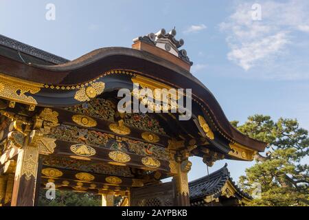 La porta principale di Karamon per il Palazzo Ninomaru del Castello Nijo, un sito Patrimonio dell'Umanità dell'UNESCO, a Kyoto, Giappone. Foto Stock