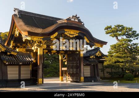 La porta principale di Karamon per il Palazzo Ninomaru del Castello Nijo, un sito Patrimonio dell'Umanità dell'UNESCO, a Kyoto, Giappone. Foto Stock