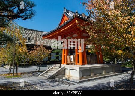 Il campanile del Tempio Sanjusangendo a Kyoto, Giappone. Foto Stock