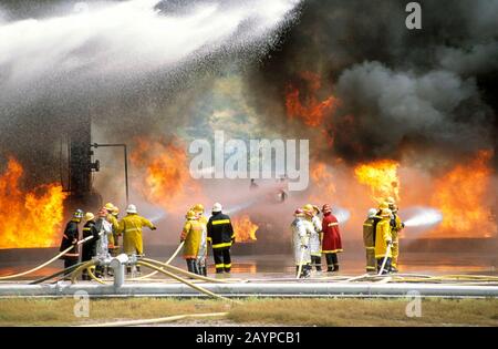 College Station, Texas USA: I vigili del fuoco industriali controllano il fuoco chimico alla scuola di formazione Texas A&M. ©Bob Daemmrich Foto Stock