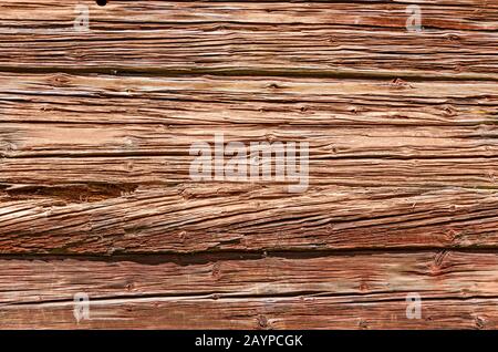 Muro di una casa di legno fatto da vecchi legno stagionato in Svezia Foto Stock
