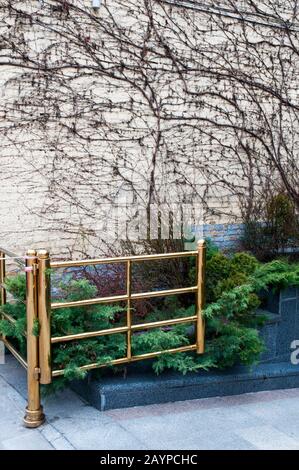 ringhiera e pavimentazione in aree ricreative e vicino ad edifici architettonici Foto Stock