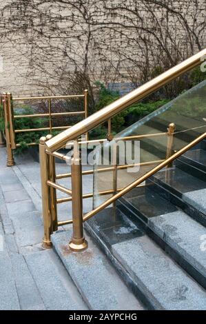 ringhiera e pavimentazione in aree ricreative e vicino ad edifici architettonici Foto Stock