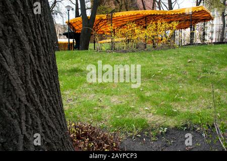ringhiera e pavimentazione in aree ricreative e vicino ad edifici architettonici Foto Stock