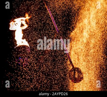 Fire Sparks Fire artist Fire show Fire eater Fire breather Fire breather Fire art Feuer Funken Feuerkünstler Feuershow Feuerkunst Foto Stock