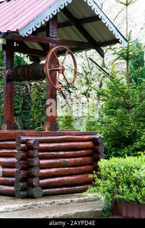 ringhiera e pavimentazione in aree ricreative e vicino ad edifici architettonici Foto Stock