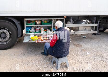 Kirikkale/Turkey-27 ottobre 2019: Il conducente di camion prende una pausa nella sua cucina portatile con armadi di cibo durante il riposo Foto Stock