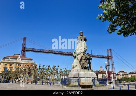 Statua di Victor de Chávarri e Ponte di Biscay sullo sfondo, Portugalete, Biscay, Paesi Baschi, Euskadi, Spagna, Europa Foto Stock