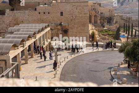 Scene di strada nel mercato della città vecchia di Gerusalemme vicino al Muro Occidentale che separa la città dalla religione. Foto Stock