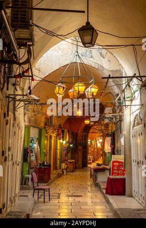 Scene di strada nel mercato della città vecchia di Gerusalemme vicino al Muro Occidentale che separa la città dalla religione. Foto Stock
