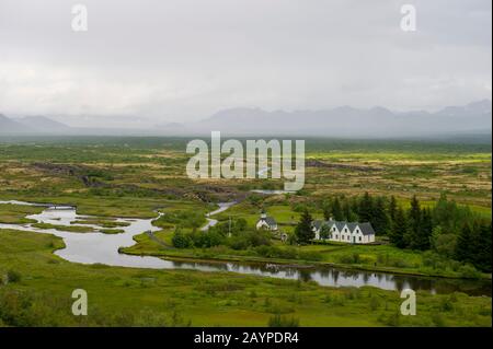 Vista dal punto di vista di Thingvellir, un sito di importanza storica, culturale e geologica, che mostra la valle della deriva che segna la cresta del Th Foto Stock