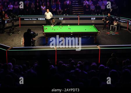 Cardiff, Regno Unito. 16th Feb, 2020. Shaun Murphy dell'Inghilterra durante la finale contro Kyren Wilson dell'Inghilterra. ManBet X Welsh Open snooker 2020, giorno 7, ultimo giorno alla Motorpoint Arena di Cardiff, Galles del Sud Domenica 16th Febbraio 2020 pic di Andrew Orchard/Andrew Orchard sport fotografia/Alamy Live News Credit: Andrew Orchard sport fotografia/Alamy Live News Foto Stock