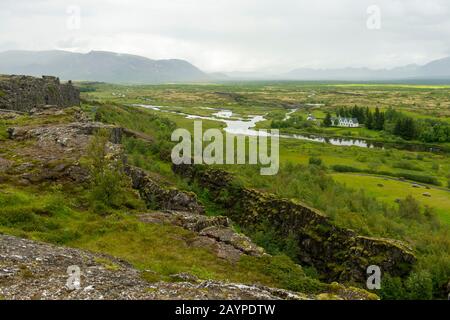 Vista dal punto di vista di Thingvellir, un sito di importanza storica, culturale e geologica, che mostra la valle della deriva che segna la cresta del Th Foto Stock