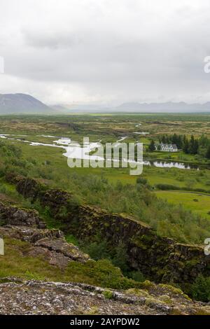 Vista dal punto di vista di Thingvellir, un sito di importanza storica, culturale e geologica, che mostra la valle della deriva che segna la cresta del Th Foto Stock