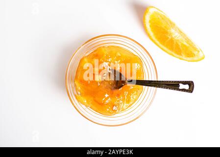 Marmellata di gelatina di arancia fatta in casa nella vista dall'alto del recipiente Foto Stock
