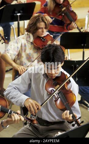 Austin, Texas: Gli studenti della sezione d'archi dell'orchestra della scuola superiore provano. ©Bob Daemmrich Foto Stock