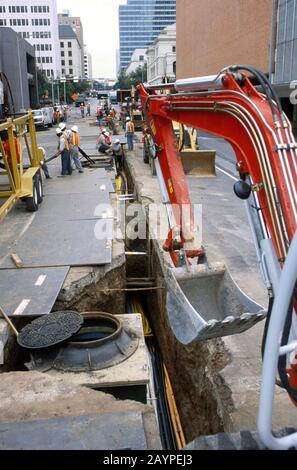 Austin, Texas: I lavoratori posano il cavo in fibra ottica nel centro di Austin. Agosto 2000. ©Bob Daemmrich Foto Stock