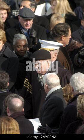 Washington, D.C. 20JAN05: Cerimonia del Campidoglio per il giuramento del presidente Bush per il suo secondo mandato. Il capo della Corte Suprema William Rehnquist entra nella cerimonia. ©Bob Daemmrich Foto Stock