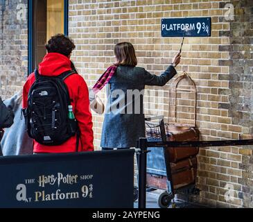 Attrazioni di Harry Potter per la piattaforma 9 3/4 alla stazione di Kings Cross di Londra Foto Stock