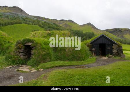 Case tradizionali di Turf presso il museo popolare di Skogar nel sud dell'Islanda. Foto Stock