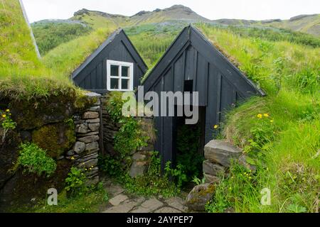 Case tradizionali di Turf presso il museo popolare di Skogar nel sud dell'Islanda. Foto Stock