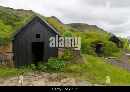 Case tradizionali di Turf presso il museo popolare di Skogar nel sud dell'Islanda. Foto Stock