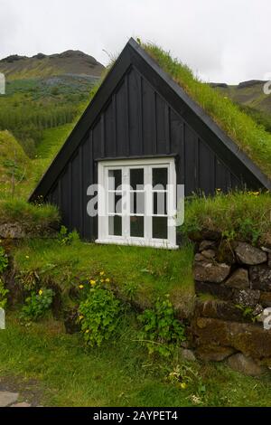 Tradizionali case di erba sintetica presso il museo folcloristico Skogar nel sud dell'Islanda. Foto Stock