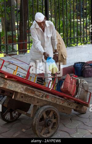 India, Mumbai Aka Bombay. Dabbawalas (alias dabbawallas o dabbawallahs, tiffin wallahs) offre pranzi in tutta la città ogni giorno. Foto Stock