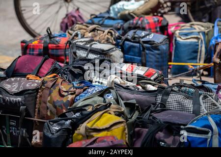 India, Mumbai Aka Bombay. Dabbawalas (alias dabbawallas o dabbawallahs, tiffin wallahs) offre pranzi in tutta la città ogni giorno. Dettaglio borse. Foto Stock