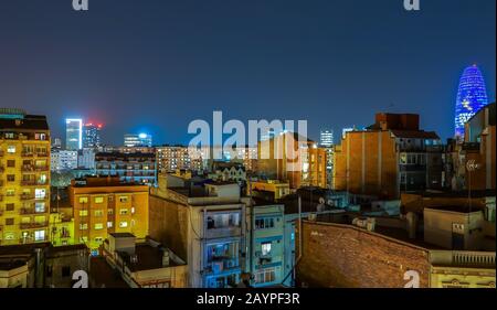 Scena notturna della città di Barcellona con le luci dello skyline di Beautfiul e gli edifici più famosi e la torre di glories agbar al crepuscolo a Barcellona, Spagna, Europa Foto Stock