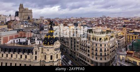 Madrid: Vista panoramica aerea e del paesaggio urbano della Gran Via e dei più famosi edifici presi dal tetto del cerchio delle Belle Arti in Spagna Foto Stock