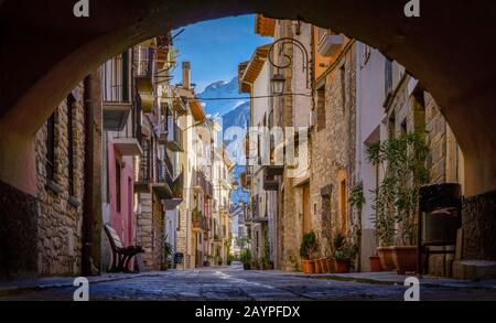 Bel villaggio con strade fiorite in una giornata di sole e montagne innevate sfondo nei Pirenei, Spagna Foto Stock