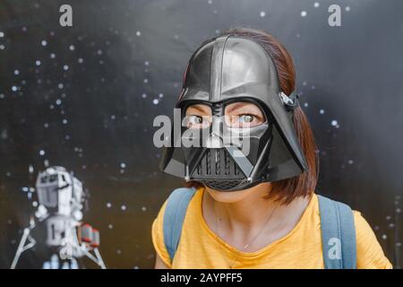 01 LUGLIO 2018, UFA, RUSSIA: Donna nel concetto del festival darth Vader mask cosplay Foto Stock