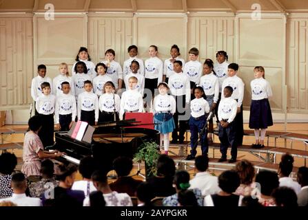 Austin, Texas: I cori delle scuole elementari e medie si esibiscono con un accompagnamento di pianoforte durante la celebrazione del mese della storia Nera. ©Bob Daemmrich Foto Stock