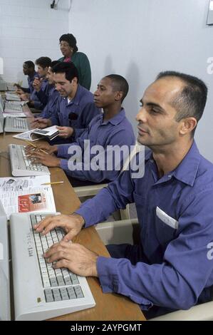 Lockhart, Texas: I detenuti partecipano a corsi di formazione informatica in carcere privato. ©Bob Daemmrich Foto Stock