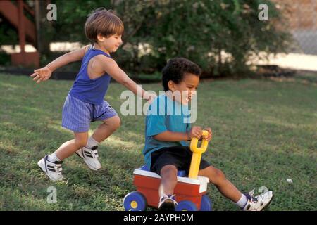 Austin, Texas: Ragazzi di 3 anni che giocano insieme al centro di assistenza diurno fornito dalla University of Texas. ©Bob Daemmrich Foto Stock