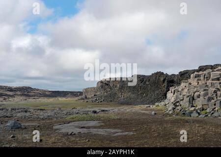 Il paesaggio roccioso di un vecchio letto del fiume Jokulsa un fiume Fjollum al Dettifoss, una cascata nel Parco Nazionale di Vatnajökull nel nord-est dell'Islanda Foto Stock