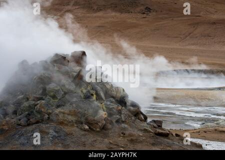 Foro di cottura a vapore nell'area delle sorgenti termali chiamata Hverir, a est del monte Namafjall vicino al lago Myvatn nel nord-est dell'Islanda. Foto Stock