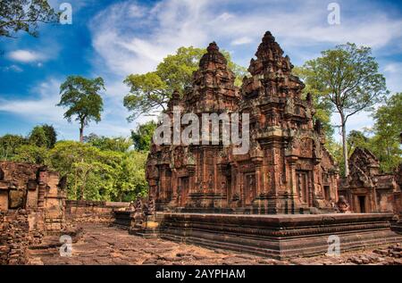 Sito del Tempio di Banteay Srei o Banteay Srey tra le antiche rovine del complesso del tempio indù di Angkor Wat a Siem Reap, Cambogia. Il Tempio è dedicato a Foto Stock