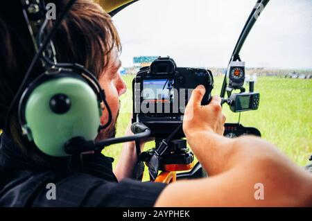 russia - maggio 2019 fotografo estremo in elicottero Foto Stock