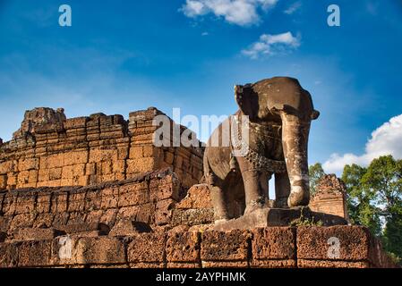 Pre Rup Tempio sito tra le antiche rovine di Angkor Wat tempio indù complesso a Siem Reap, Cambogia. Costruito come il tempio di stato del re Khmer Rajendr Foto Stock