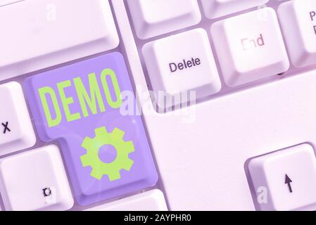 Scrittura a mano concettuale che mostra la demo. Concetto significato dimostrazione di tecniche e capacità di un prodotto riunione pubblica Foto Stock
