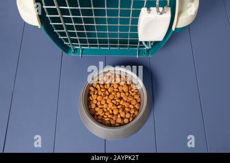 Porta-alimenti e porta-alimenti in plastica per cani e gatti. Dieta e nutrizione adeguata del concetto degli animali domestici Foto Stock