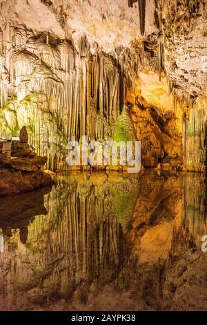 La Grotta di Nettuno è una grotta di stalattiti vicino alla città di Alghero, sull'isola della Sardegna. Foto Stock