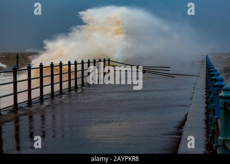 Heysham, Lancashire, Regno Unito, 16th Febbraio 2020, le ringhiere danneggiate sul Grosvenor Breakwater in Heysham prendendo le onde per la seconda volta im due settimane di credito: Photographing North/Alamy Live News Foto Stock