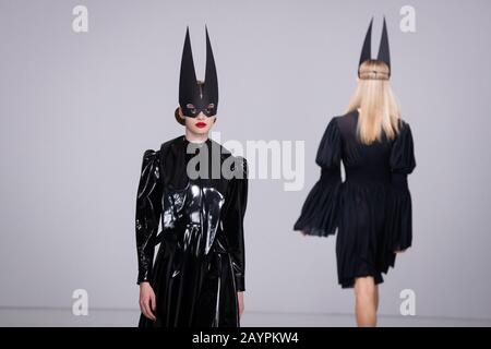 Modelli sulla passerella per lo spettacolo di Pam Hogg durante lo spettacolo della settimana della Moda di Londra Febbraio 2020 allo Fashion Scout, Victoria House a Londra. Foto Stock