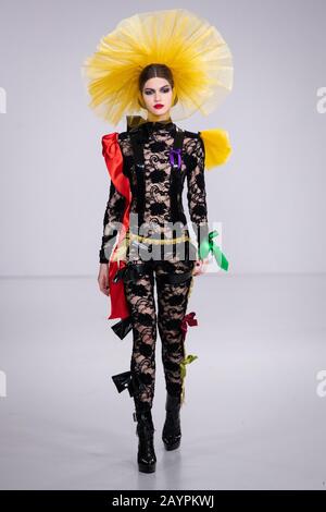 Modelli sulla passerella per lo spettacolo di Pam Hogg durante lo spettacolo della settimana della Moda di Londra Febbraio 2020 allo Fashion Scout, Victoria House a Londra. Foto Stock