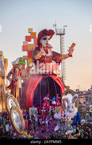 I carri della sfilata di carnevale di Viareggio 2020 lungo il lungomare Foto Stock