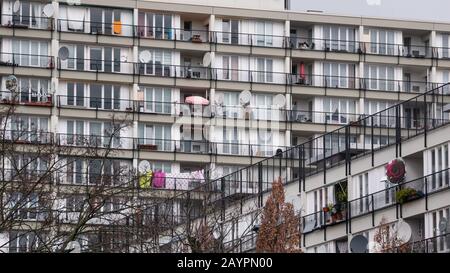 Berlino, GERMANIA - 7 FEBBRAIO 2020: Primo piano del Pallasseum Apartment Building Con Balconi E Piatti satellitari A Berlino, Germania Foto Stock