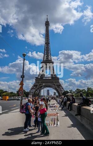 Turisti souvenir venditori di strada e Torre Eiffel a Parigi, Francia, Europa Foto Stock